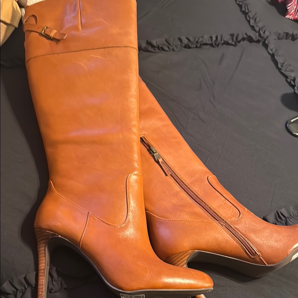 Tan Heeled Boots with Pointed Toe and Medium Heel